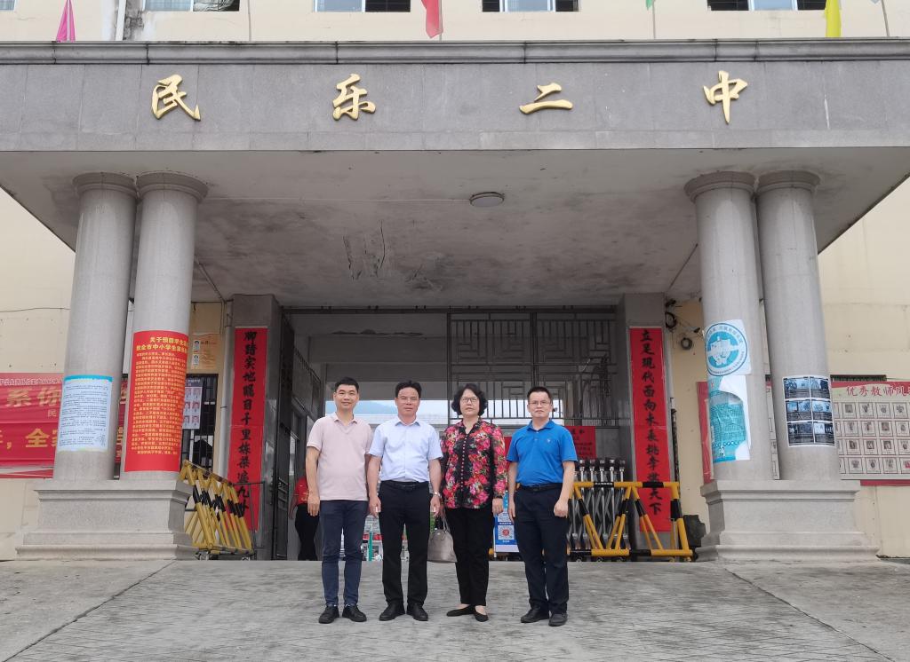 北流市民乐二中校长陈海光,副校长黄潇湘等学校领导参加调研活动.